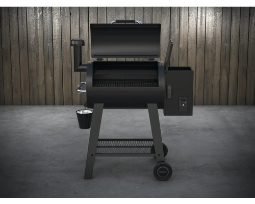 Svart pelletgrill med öppet lock och digital styrning