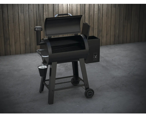 Svart pelletgrill med förvaringsutrymme och hjul