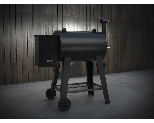 Svart pelletgrill med röktorn