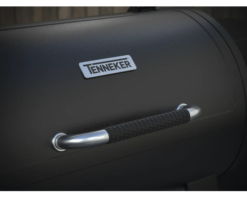 Närbild av en Tenneker-grill med handtag och företagslogotyp