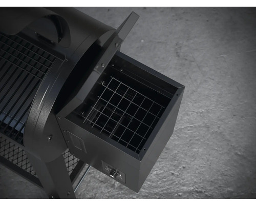 Närbild av en pelletgrill med asklådan utdragen