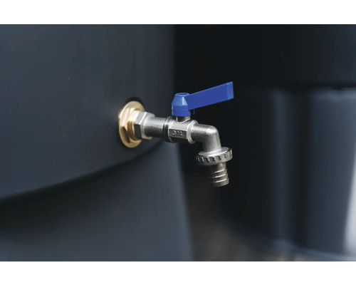 Närbild av en vattenkran på en regntunna för trädgårdsbevattning.