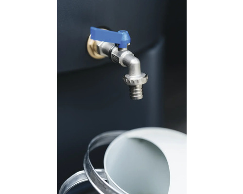 Vattenkran på en regnvattentank med en hink under.