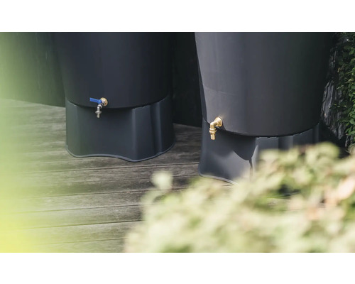 Två regnvattentunnor med kran på en träaltan