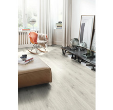 Ljust vardagsrum med laminatgolv, fåtölj och soffa