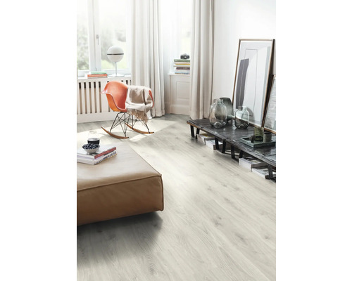 Ljust vardagsrum med laminatgolv, fåtölj och soffa