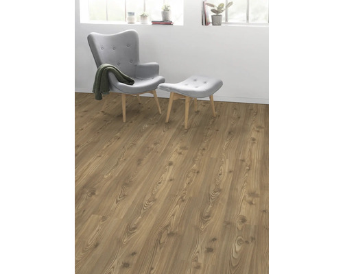 Vardagsrum med laminatgolv i träutseende, fåtölj och fotpall