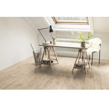 Ljust rum med takfönster, ljust trägolv, skrivbord på bockar och arbetsmaterial