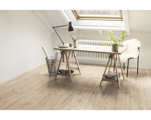 Ljust rum med takfönster, ljust trägolv, skrivbord på bockar och arbetsmaterial