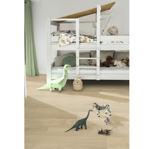 Barnrum med våningssäng och leksaksfigurer