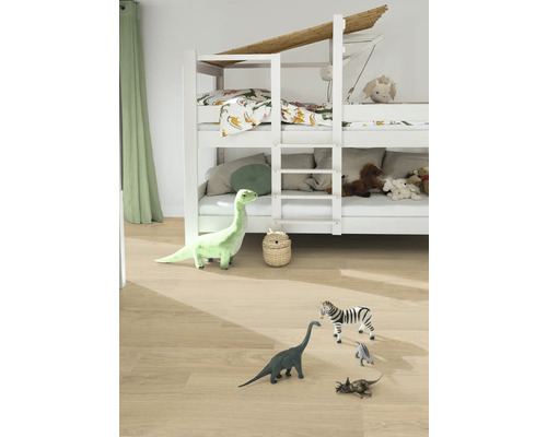 Barnrum med våningssäng och leksaksfigurer