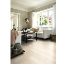 Ljust vardagsrum med trägolv, soffa och fönster