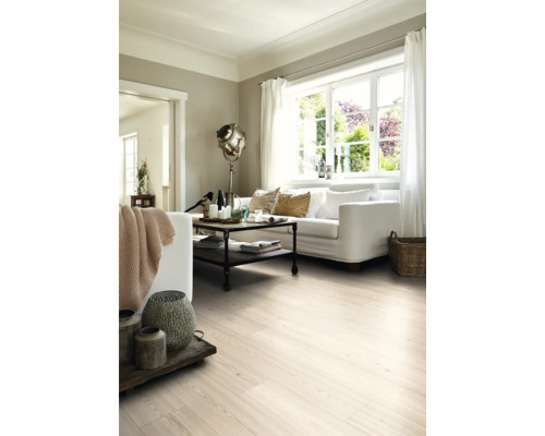 Ljust vardagsrum med trägolv, soffa och fönster