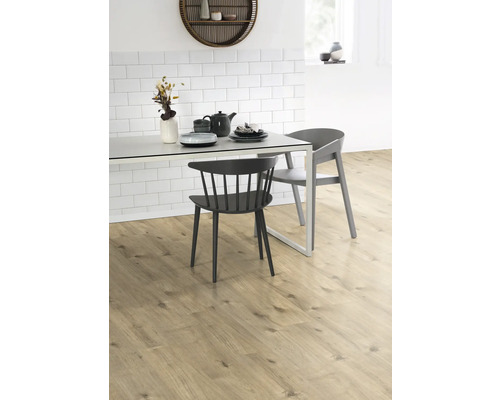 Ljust vardagsrum med matbord, stolar och ljust trägolv