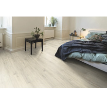 Ljust sovrum med laminatgolv, säng och nattduksbord