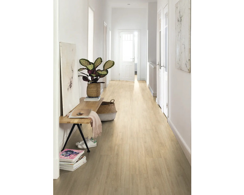 Hall med ljust trägolv, bänk, växt och dekorationer