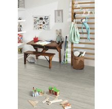 Barnrum med skrivbord, bänk, leksaker och ribbstol