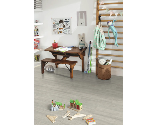 Barnrum med skrivbord, bänk, leksaker och ribbstol