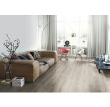 Vardagsrum med soffa, golvlampa och vinylgolv med träutseende