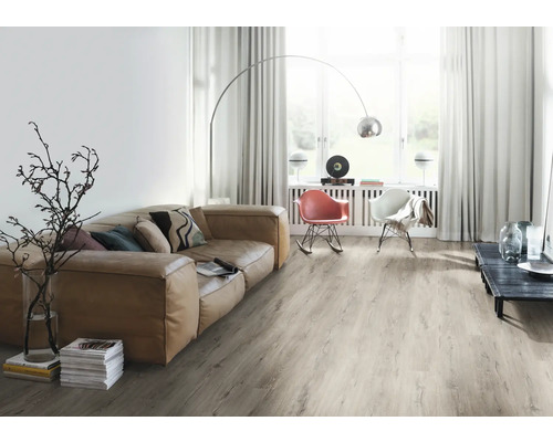 Vardagsrum med soffa, golvlampa och vinylgolv med träutseende