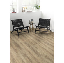 Två svarta fåtöljer av trä och flätat läder står på ett ljust trägolv.