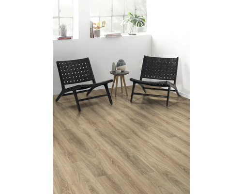 Två svarta fåtöljer av trä och flätat läder står på ett ljust trägolv.