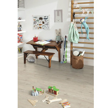 Barnrum med trägolv, skrivbord och leksaker