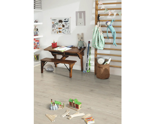 Barnrum med trägolv, skrivbord och leksaker