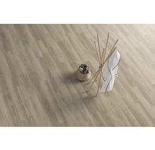 Ljus planka av vinylgolv med träutseende, klädhängare och tvättkorg.