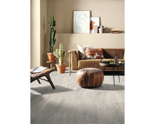 Vardagsrum med ljusgrått laminatgolv, soffa, bord och dekorationer.