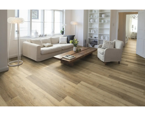 Ljust vardagsrum med soffa, fåtölj, träbord, hylla och golv med träutseende.