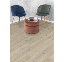 Miljöbild med två stolar, en pall och ett laminatgolv.