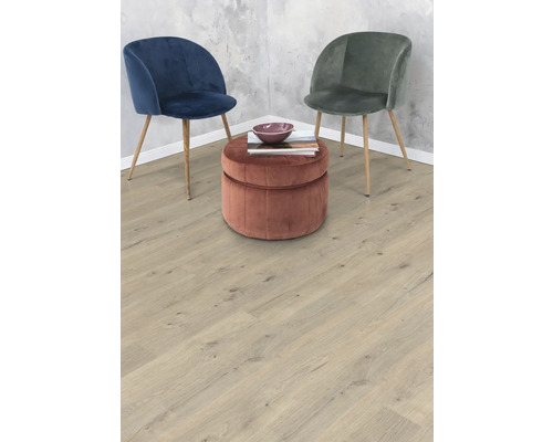 Miljöbild med två stolar, en pall och ett laminatgolv.