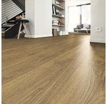 Golvbeläggning i vardagsrum med trappa och bokhylla