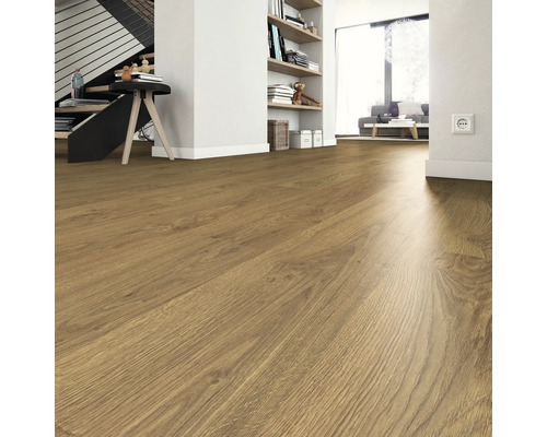 Golvbeläggning i vardagsrum med trappa och bokhylla