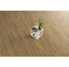 Golvbeläggning med trästruktur och ett sidobord