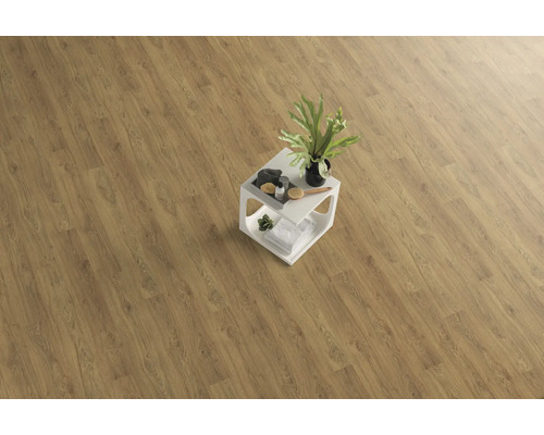 Golvbeläggning med trästruktur och ett sidobord