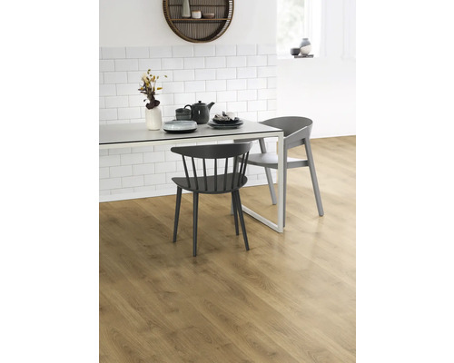 Matbord med porslin och stolar på laminatgolv