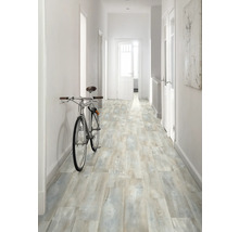 Hall med trägolv och cykel på väggen