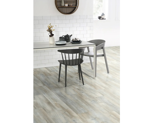 Matplats med matbord, stolar och ljust trägolv