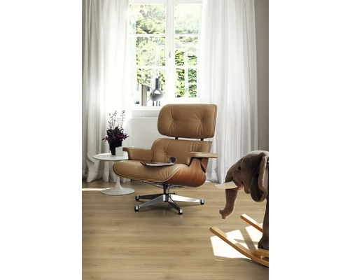 Vardagsrum med laminatgolv, fåtölj och fönster