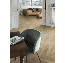 Vardagsrum med vinylgolv i fiskbensmönster, stol och bord