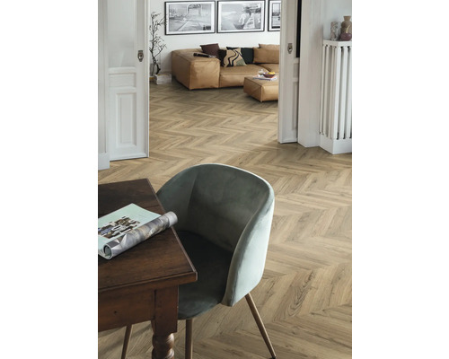 Vardagsrum med vinylgolv i fiskbensmönster, stol och bord