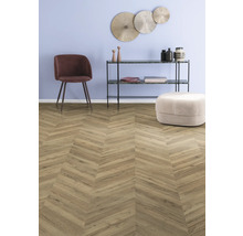 Interiör med fiskbensparkett, stol och hylla