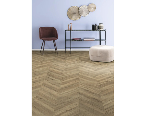 Interiör med fiskbensparkett, stol och hylla