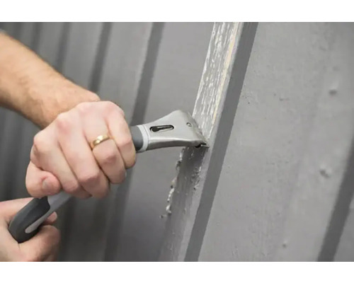 Färgskrapa används för att ta bort gammal färg från en träyta.