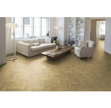 Vardagsrum med fiskbensparkett, soffa och bokhylla