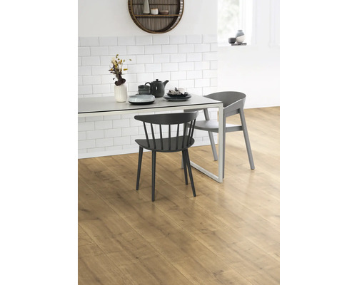 Matsal med laminatgolv, bord och stolar