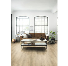 Ljust vardagsrum med soffa, soffbord och trägolv