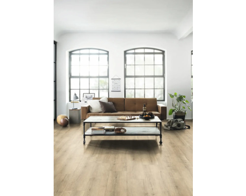 Ljust vardagsrum med soffa, soffbord och trägolv